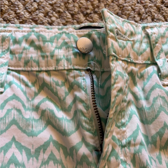 GAP Green and White Chevron Shorts - Picture 4 of 4